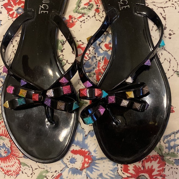 Size 7 jelly bow flip flops with multicolored pyramid studs - Picture 2 of 4